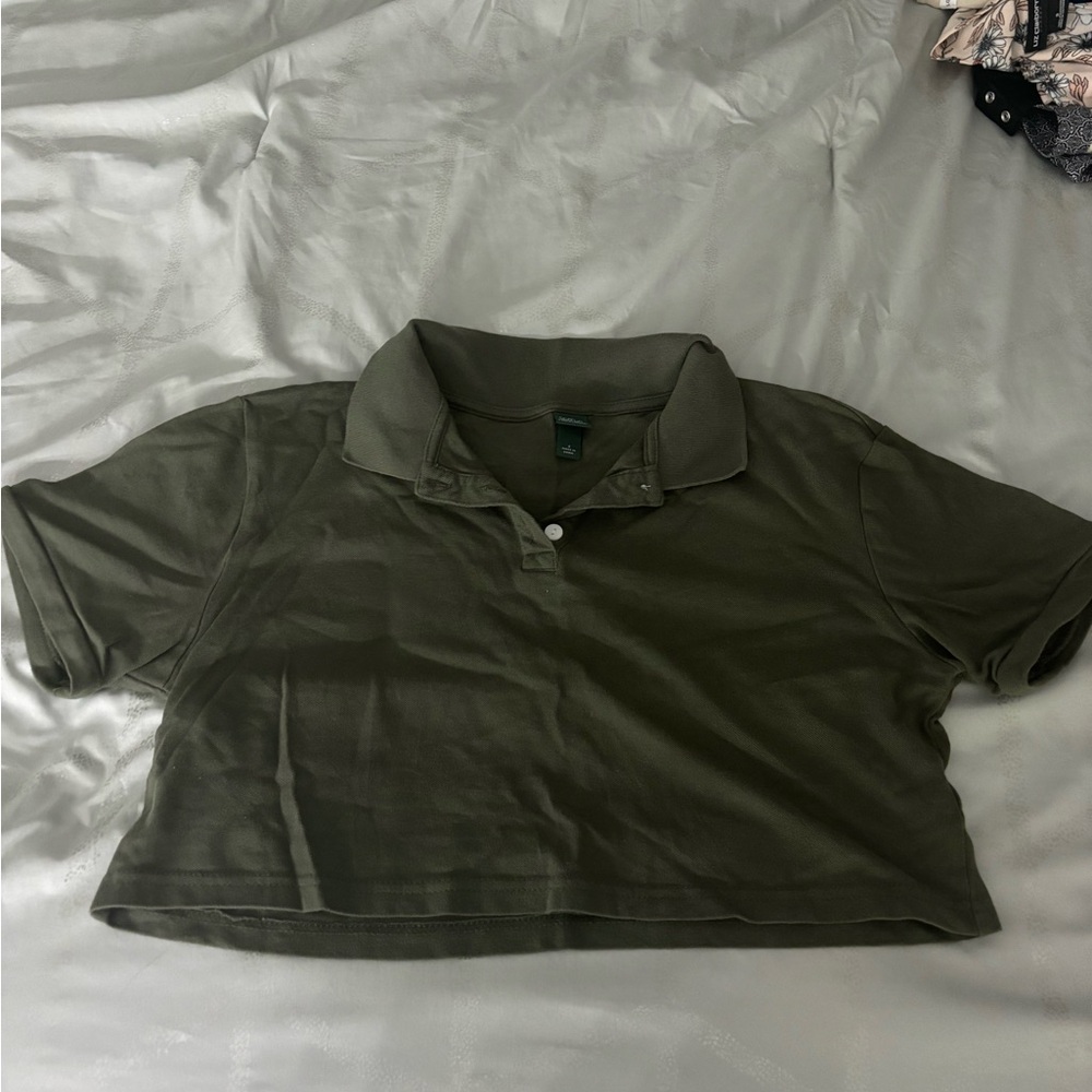 Forever 21 green cropped polo. Size S.